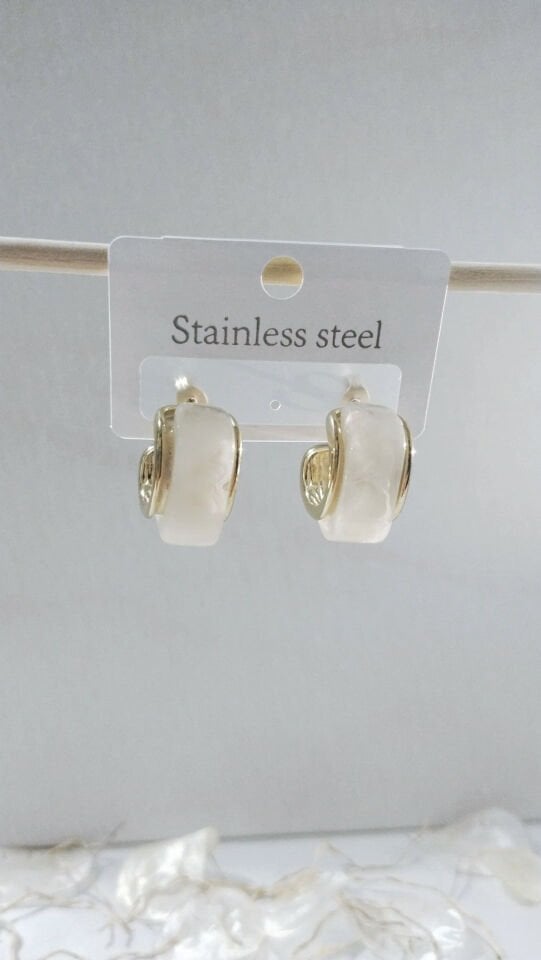 Çelik Kare Beyaz Mineli Gold Küpe